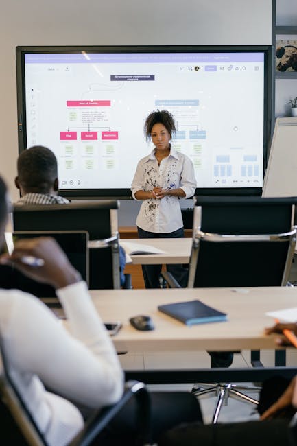 Femeie zâmbind, ținând fructe proaspete, reprezentând un stil de viață sănătos